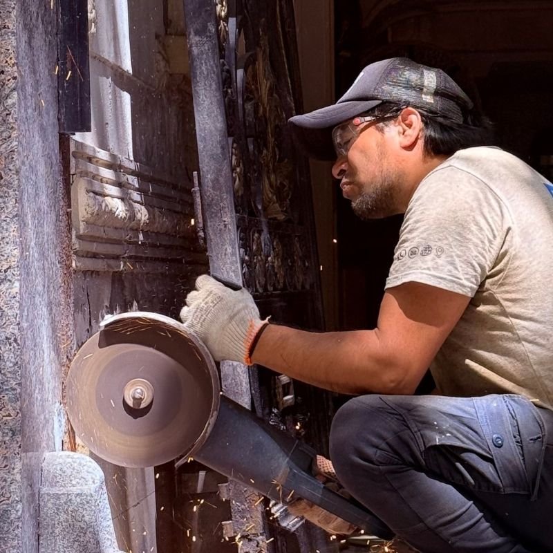 Me dijeron que hay que pulirla entera — Restauración de laterales en portón batiente antiguo forjado. Reconstrucción de los marcos laterales para alinear las hojas batientes y evitar que se toquen entre sí. Trabajo realizado por HERREELEC.